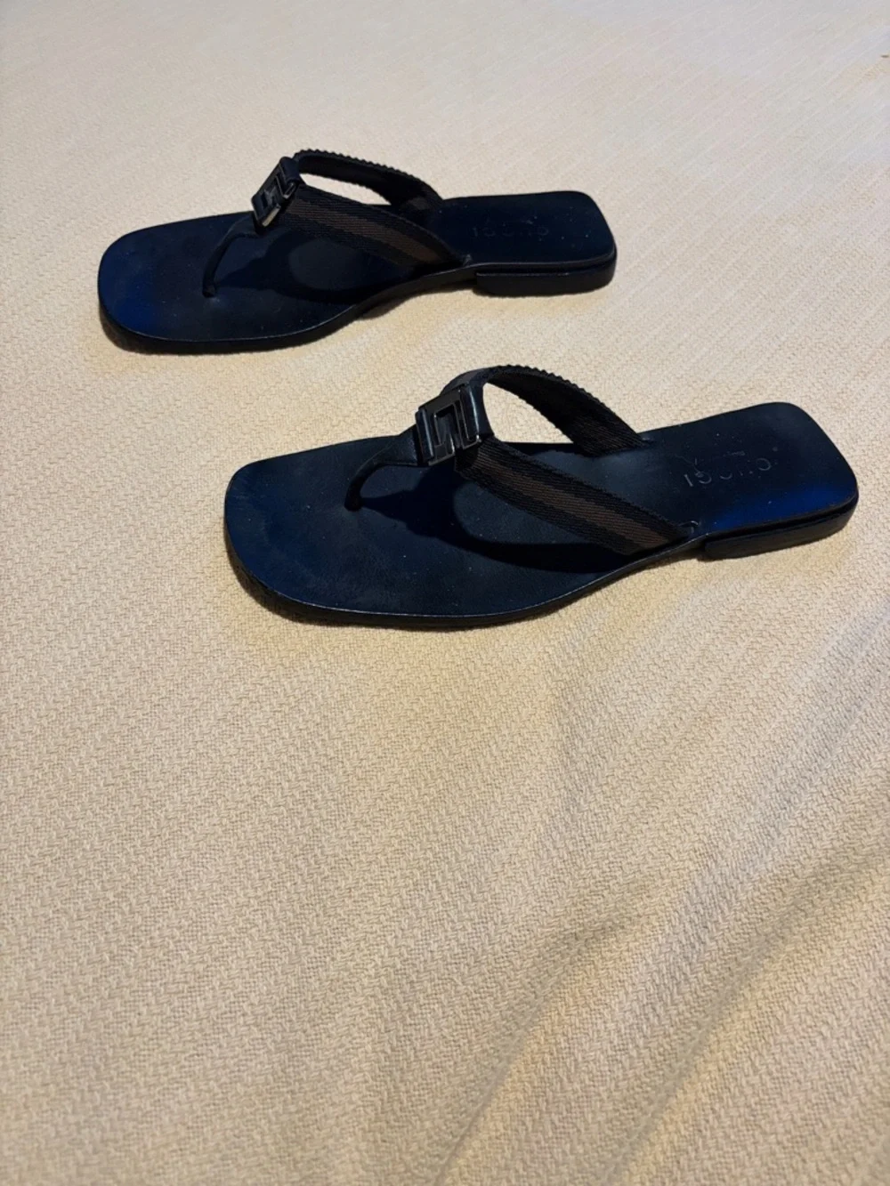 Gucci Black Leather Square-Toe Thong Sandals - Picture 2 of 7